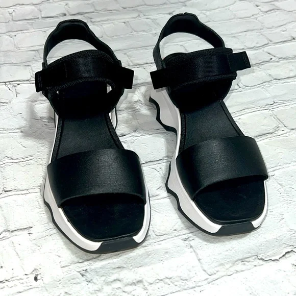 Sorel Kinetic Y-Strap Black Sandals - Women’s Size 10 - Picture 2 of 16